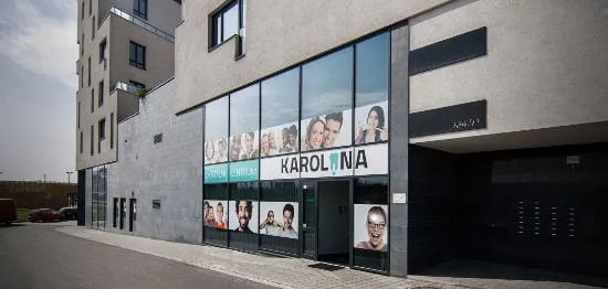 Vchod do Dentálního centra Karolina z ulice Důlní